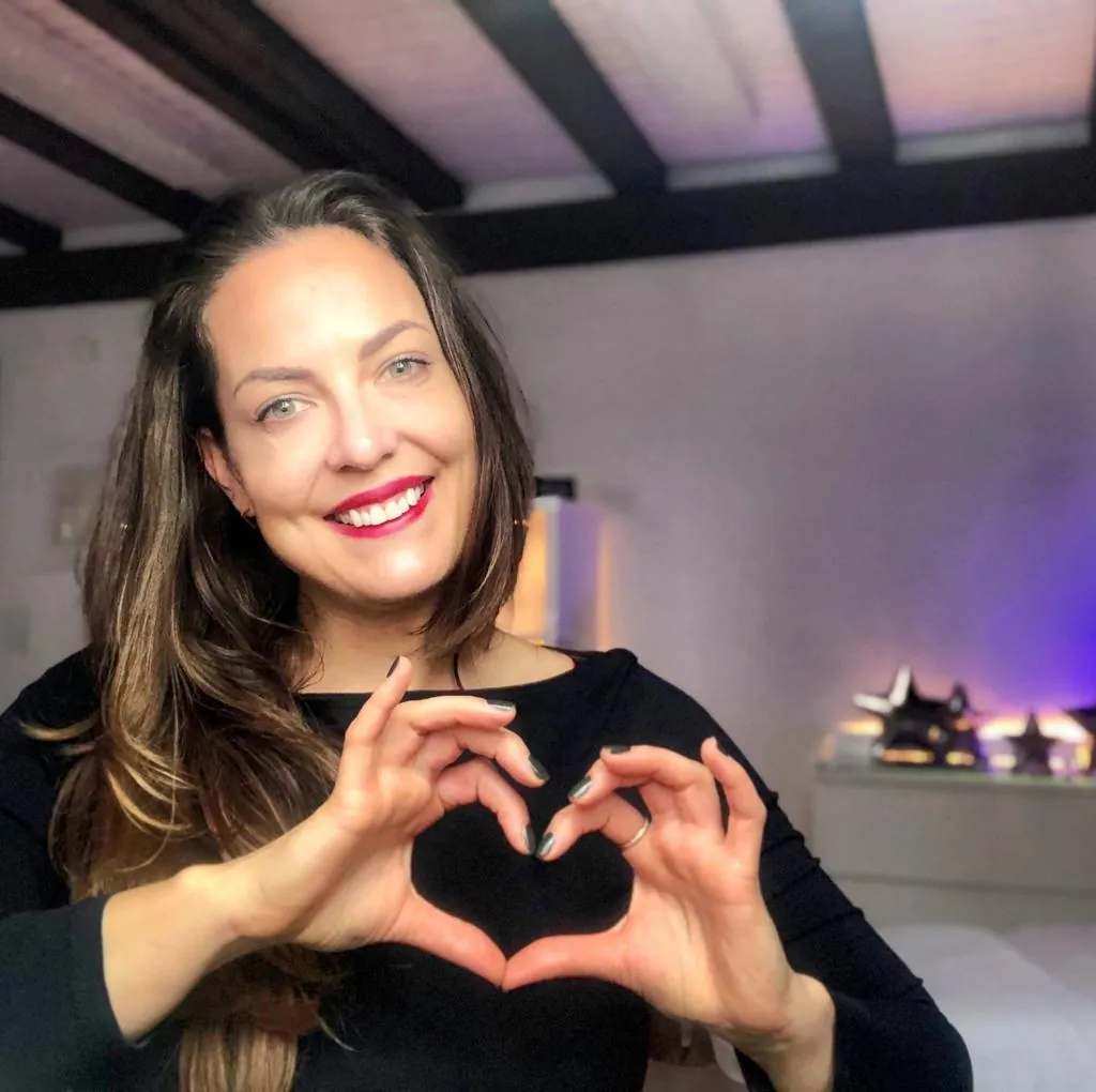 Tina Koch formt mit den Händen ein Herz